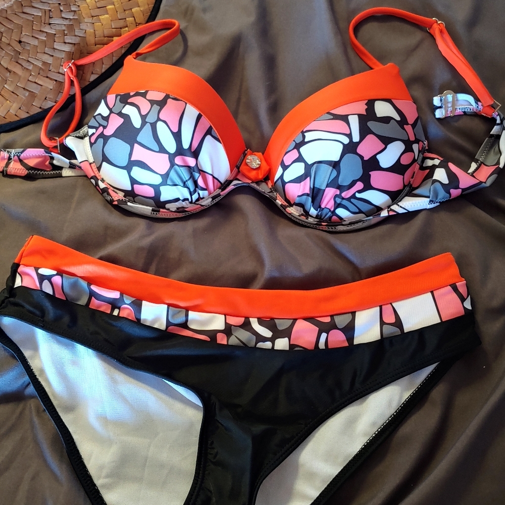 🌴2 pc. Bathing Suit - Picture 2 of 2
